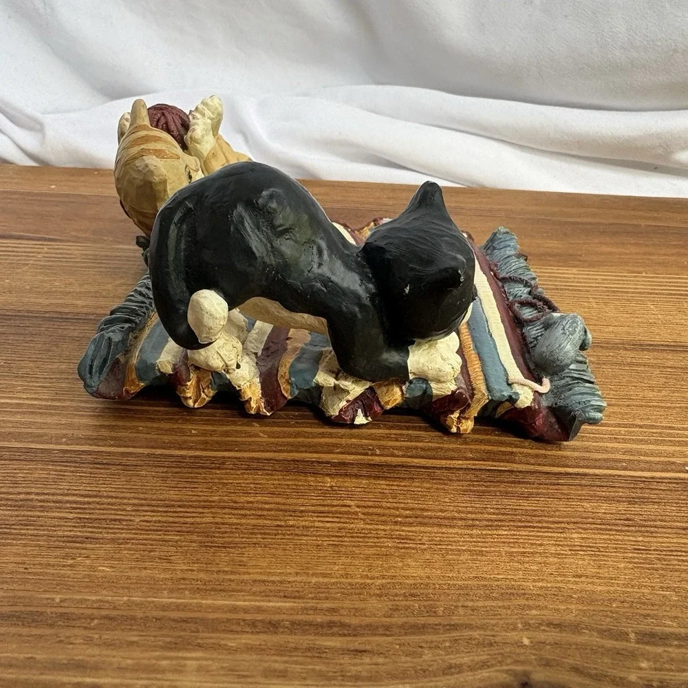 Vintage Figi Graphics 1996 Cats on Rug Figurine Removable Basket Resin